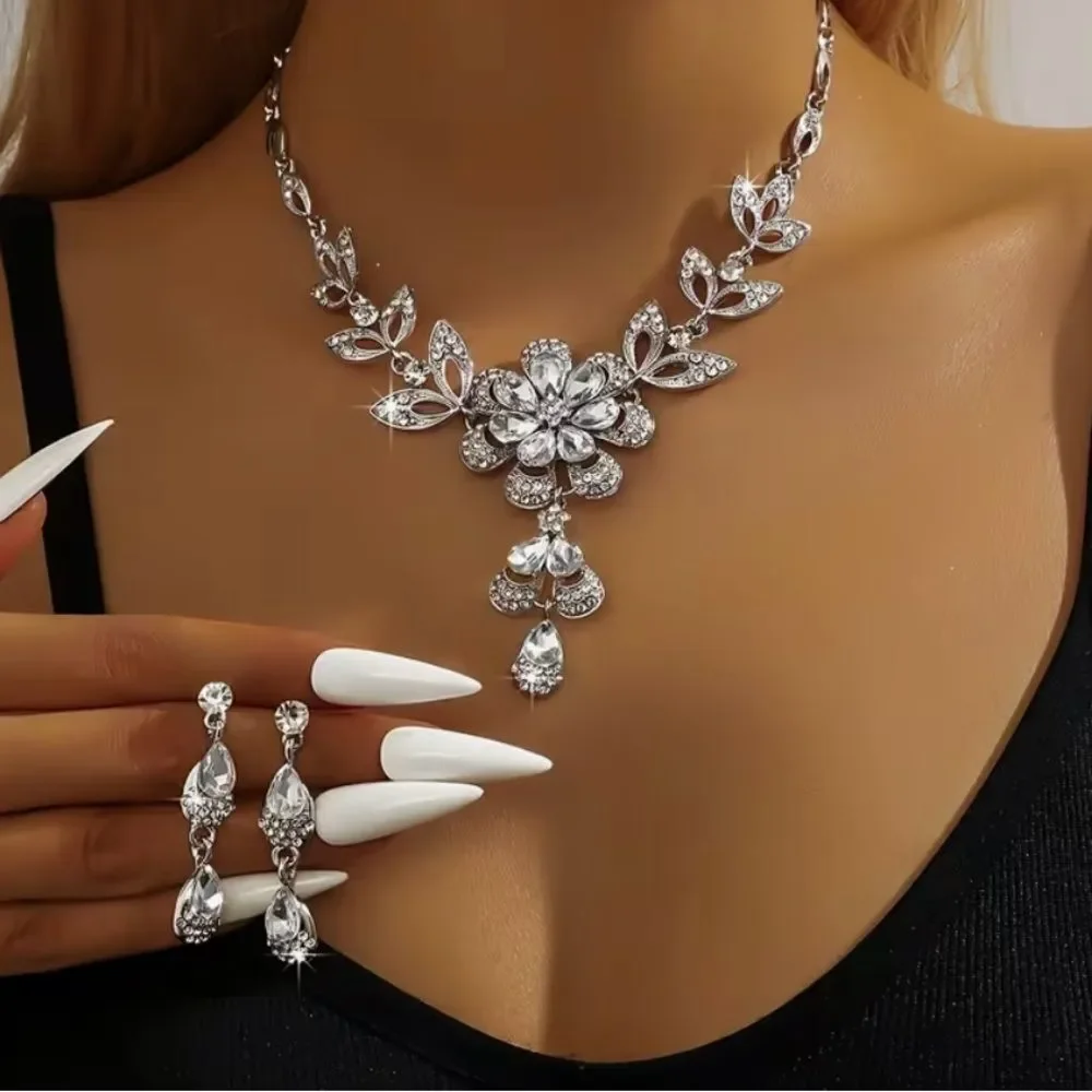 🔹 NEW Stunning & Sparkling Silver & Crystal Floral Necklace Set 🔹